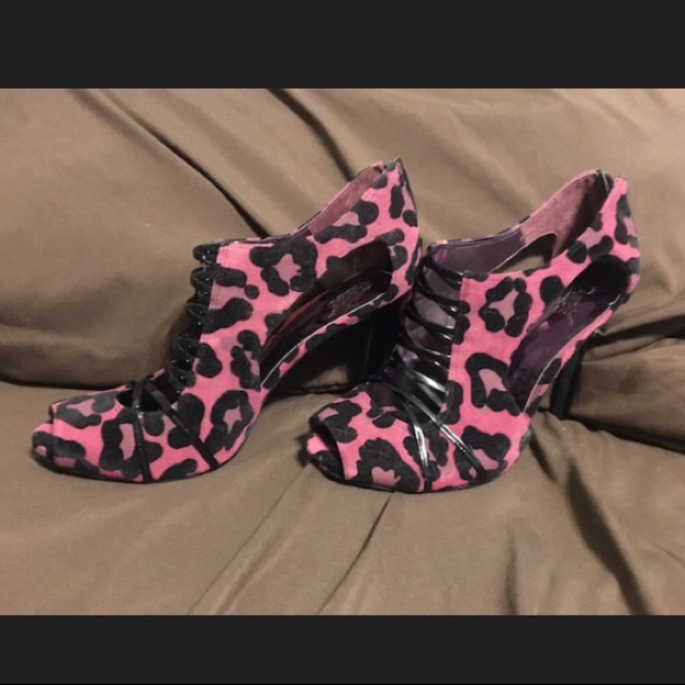 Carlos 4.5 inch peep toe cut out size 11